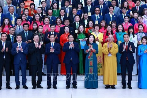 PM Pham Minh Chinh and overseas Vietnamese returning home for the Fourth World Conference of the OVs (Photo: VNA)