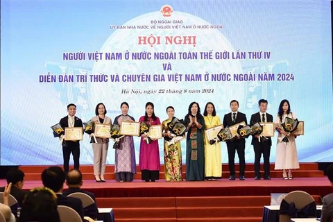 The Minister of Foreign Affairs’ certificates of merit and the SCOVA’s commendations are presented to individuals and groups in Vietnam and overseas who have made significant, exemplary contributions to OV-related work at the event (Photo: VNA)