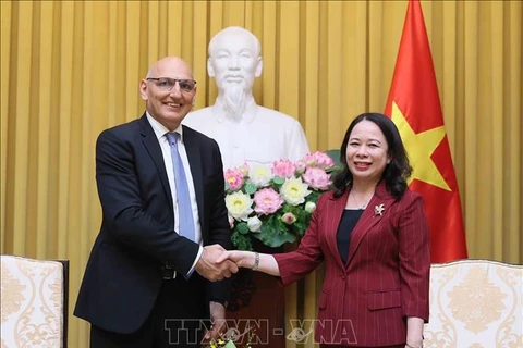 Vice President Vo Thi Anh Xuan (R) and Special Envoy of the President of Azerbaijan Elchin Amirbayov. (Photo: VNA)