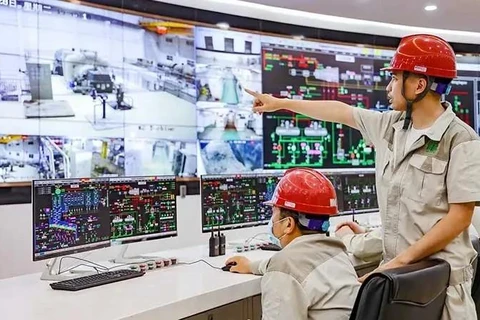 Workers at the Soc Son waste-to-energy plant, located in the Nam Son Waste Treatment Complex in Hanoi’ Soc Son district, operate the waste treatment process to generate electricity (Photo: VNA)