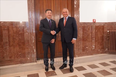 Vietnamese Ambassador to the Czech Republic Duong Hoai Nam (L) and Czech Minister of Industry and Trade Jozef Sikela at their meeting in Prague on August 22 (Photo: VNA)