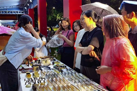 Visitors to Hanoi Tourism Gift Festival (Photo: VNA)