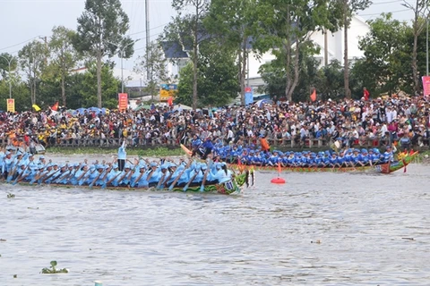 Two women teams compete at the final of the 2023 Mekong Delta Ngo (Khmer long boat) race in Soc Trang province to celebrate the Ok Om Bok Festival (Photo: VNA)