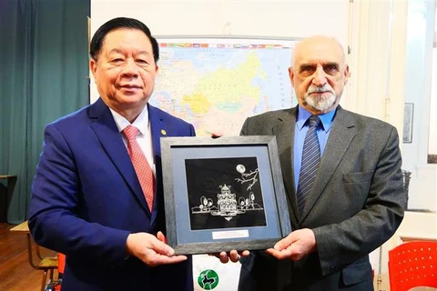 Nguyen Trong Nghia (right), a Politburo member and Secretary of the Communist Party of Vietnam's Party Central Committee and head of its Commission for Information and Education presents a souvenir to Acting General Secretary of the Communist Party of Argentina (CPA) Jorge Kneyness (Photo: VNA)