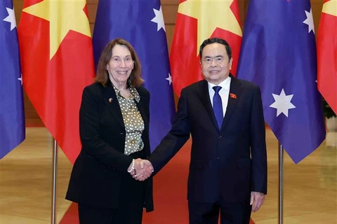 National Assembly Chairman Tran Thanh Man (R) welcomes President of the Australian Senate Sue Lines in Hanoi on August 25 (Photo: VNA)