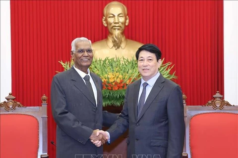 Permanent member of the CPV Central Committee’s Secretariat Luong Cuong (R) and CPI General Secretary Doraisamy Raja (Photo: VNA)