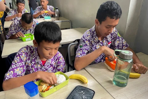 Indonesian students have free lunch at school. (Photo: Reuters)