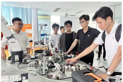 Students at the training centre of the Saigon Hi-Tech Park (Photo: VNA)