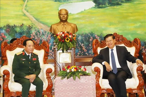 General Secretary of the Lao People's Revolutionary Party (LPRP) Central Committee and President of Laos Thongloun Sisoulith (L) receives Chairman of the General Department of Politics under the Vietnam People’s Army (VPA) Senior Lieutenant General Trinh Van Quyet. (Photo: VNA)