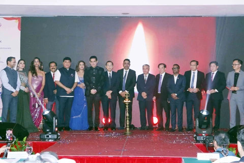 Delegates carry out candle lighting ceremony - an Indian traditional ritual - at the opening ceremony of the third Namaste Vietnam (Hello Vietnam) Festival in Ho Chi Minh City. (Photo: VNA)