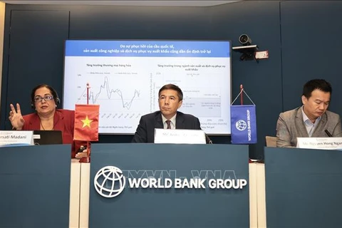 At the August 26 ceremony releasing the WB's latest bi-annual economic report on Vietnam Taking Stock. (Photo: VNA)