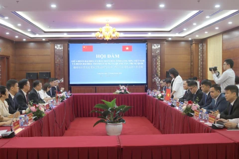 At the talks between the People’s Committee of the northern mountainous border province of Lang Son and the Party Committee of Chongzuo city, China’s Guangxi province, on August 27. (Photo: VNA)