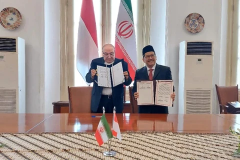 The signing of cooperation agreement for halal product assurance between the governments of Indonesia and Iran. (Photo: antaranews.com) 