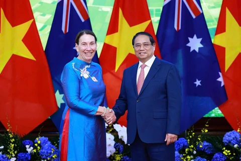 Prime Minister Pham Minh Chinh (R) shakes hands with visiting President of the Australian Senate Sue Lines. (Photo: VNA)