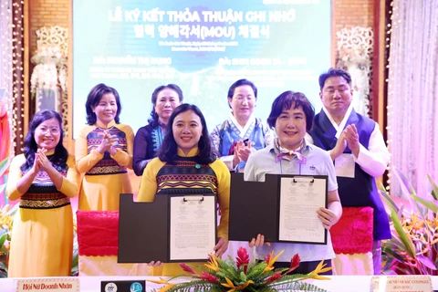 The Vietnam Association of Women Entrepreneurs (VAWE)’s chapter in Dak Lak and the Korean Women Entrepreneurs Association (KWEA) in North Gyeonggi province sign a MoU on cooperation on August 26 (Photo: VNA)