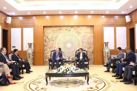 Secretary of the Party Central Committee and Chairman of its Commission for External Relations Le Hoai Trung (R) hosts a reception for Chilean Minister of Foreign Affairs Alberto Van Klaveren in Hanoi on August 27. (Photo: VNA)