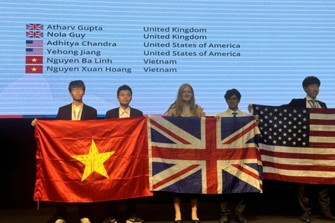 Nguyen Ba Linh and Nguyen Xuan Hoang of Vietnam win gold medals at the 17th International Olympiad on Astronomy and Astrophysics (Source: Hanoi Department of Education and Training)