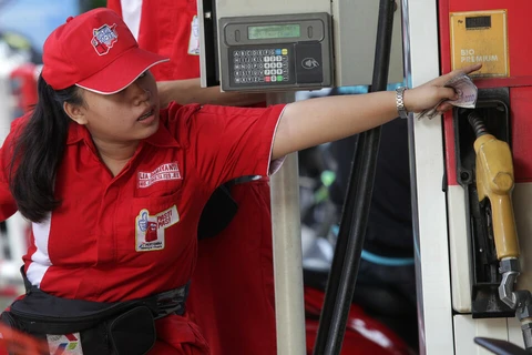 A fuel station attendant serves customers in Jakarta. Next year, Indonesia will reduce the volume of subsidised fuel to 19.41 million kilolitres from the 2024 target of 19.58 million kilolitres. (Photo: Antara) reduce the volume of subsidized fuel in the 2025 Draft State Budget (RAPBN(Photo: Antara)