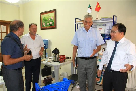 Vietnamese Trade Counsellor in Algeria Hoang Duc Nhuan (first, right) has a conversation with representatives of Algerian businesses on the sidelines of the conference (Photo: VNA)