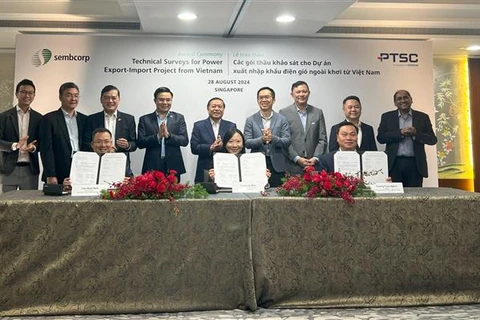 Representatives from The Petrovietnam Technical Services Corporation (PTSC) and its Singaporean partner Sembcorp Utilities Pte Ltd sign agreement at the ceremony. (Photo: VNA)