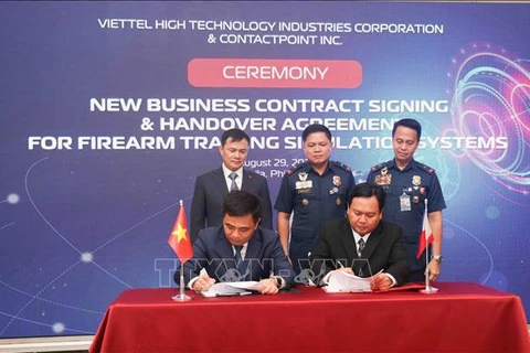 At the signing ceremony between VHT and ContactPoint, Inc. (Photo: VNA)