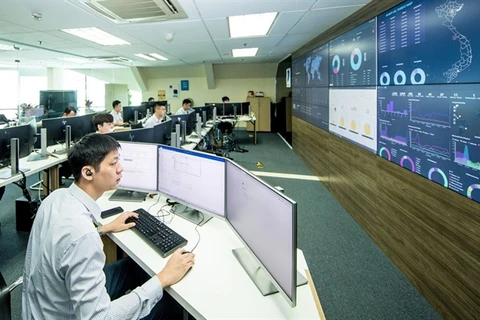 A VNPT engineer monitors systems to ensure the safety of networks serving customers. (Photo baotuyenquang.com.vn)