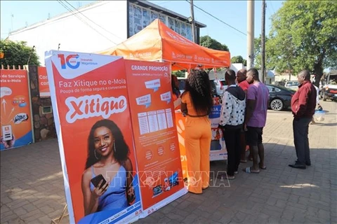 Customers at Movitel's branch in Matola province of Mozambique. (Photo: VNA)