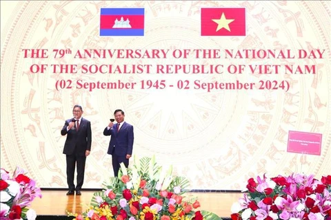 Vietnamese Ambassador to Cambodia Nguyen Huy Tang (R) and Cambodian Deputy Prime Minister and Minister of Foreign Affairs and International Cooperation Sok Chenda Sophea at the ceremony. (Photo: VNA)