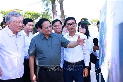 PM Pham Minh Chinh is inspecting the sea encroachment project in Da Nang city. (Photo: VNA)