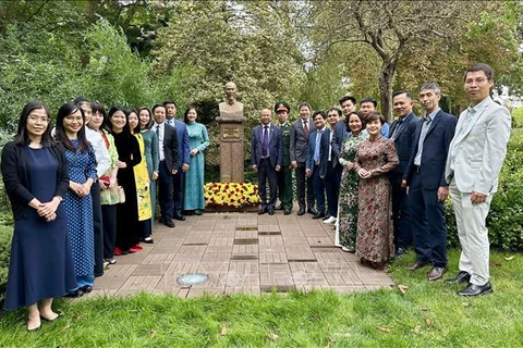 Vietnamese Ambassador to France Dinh Toan Thang, Ambassador Nguyen Thi Van Anh, Permanent Representative of Vietnam to the UNESCO, and staff of Vietnamese representative offices in the country lay a wreath at President Ho Chi Minh’s Monument at Montreau park. (Photo: VNA)