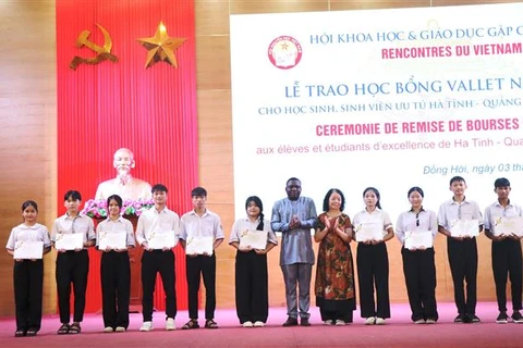 Outstanding students receive Vallet scholarships at a ceremony in Dong Hoi city on September 3. (Photo: VNA)