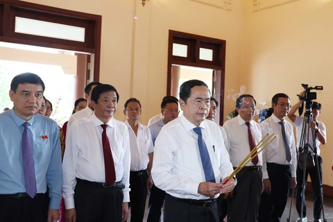 National Assembly Chairman Tran Thanh Man offers incense and flowers to late Prime Minister Vo Van Kiet at his memorial site in Vung Liem district, Vinh Long province (Photo: VNA)