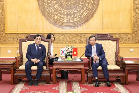 Officials of Ninh Binh province and the RoK's Gyeongju city discuss how to boost cooperation between the two localities. (Photo: VNA)