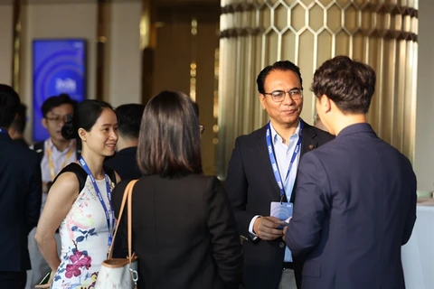 Representatives of companies discuss on the sideline of a forum about co-branded cards in Vietnam. (Photo Courtesy of Visa Vietnam)