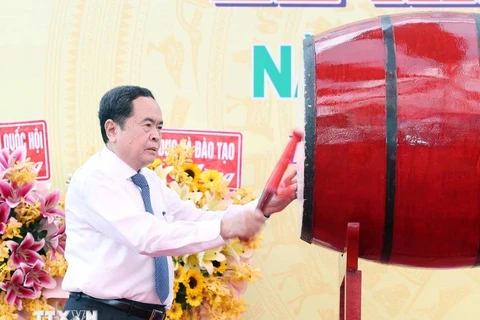 Chairman of the National Assembly Tran Thanh Man beats the drum to mark the start of the 2024-2025 academic year. (Photo: VNA)