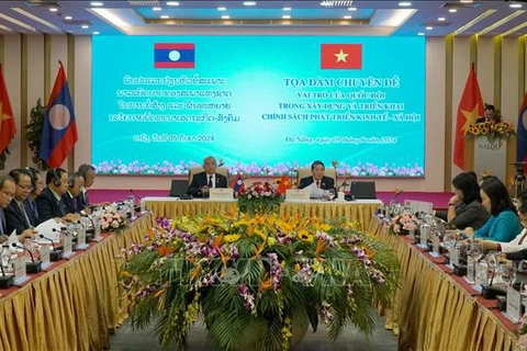 National Assembly Vice Chairman Nguyen Duc Hai (R) and his Lao counterpart Sommad Pholsena co-chair seminar on the role of the legislative body in building and implementing socio-economic development policies (Photo: VNA)