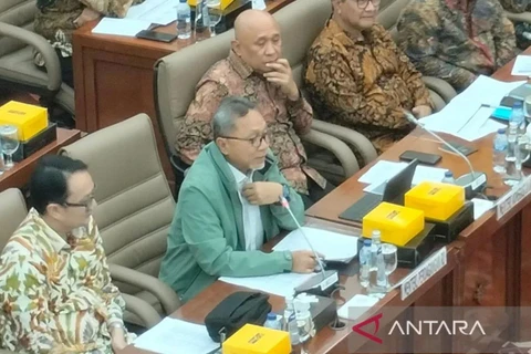 Indonesia's Trade Minister Zulkifli Hasan (in green jacket) during a meeting with Commission VI of the House of Representatives in Jakarta on September 4 (Photo: Antara)