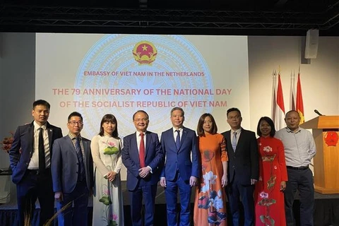 Vietnamese Ambassador Ngo Huong Nam and the embassy's staff at the event. (Photo: VNA)