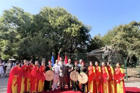 At the inauguration ceremony of the space dedicated to Vietnam, called “Goc Vietnam (Vietnamese corner)” in Odessa, Ukraine. (Photo: Published by VNA)