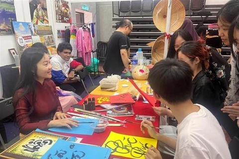 Nguyen Thuy Thien Huong and her students at the Universiti Malaya’s Faculty of Languages and Linguistics. (Photo: VNA)