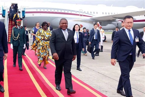 Mozambican President Filipe Jacinto Nyusi and his spouse at the Noi Bai International Airport. (Photo: VNA)