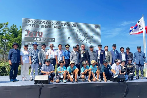 Delegates of the Tourism Association of Ninh Thuan province take a group photo at the 2nd Jeju International Super Cup Kitesboarding Competition. (Photo: Tourism Association of Ninh Thuan province)