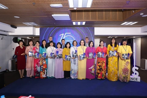 The outstanding female scientists receive gifts from the award organiser. (Photo: VNA)