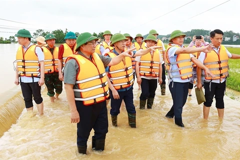 Prime Minister Pham Minh Chinh inspects the floods in Van Ha commune of Viet Yen township in the northern province of Bac Giang. (Photo: VNA) 