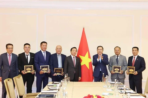 National Assembly Chairman Tran Thanh Man (third from the right) presents souvenirs to representatives of the Vietnam Business Association in the Russia. (Photo: VNA)