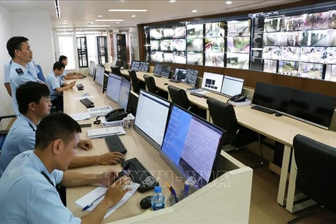 Officers at the Online Customs Supervision Department under the Anti-smuggling Investigation Department, General Department of Vietnam Customs. (Photo: VNA)