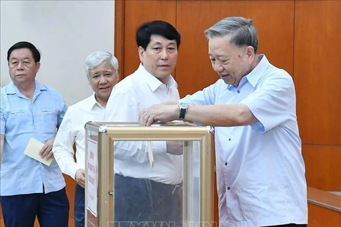 Party General Secretary and State President To Lam and other officials raise fund in support of storm victims. (Photo: VNA)