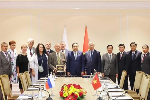 National Assembly Chairman Tran Thanh Man and representatives from the Russia-Vietnam Friendship Association and the Association of Russian Veterans in Vietnam in a group photo. (Source: VNA)