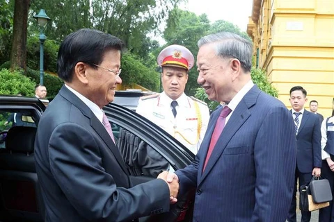 Party General Secretary and State President To Lam holds a welcomes ceremony for General Secretary of the Lao People's Revolutionary Party (LPRP) Central Committee and President of Laos Thongloun Sisoulith in Hanoi on September 10 morning (Photo: VNA)