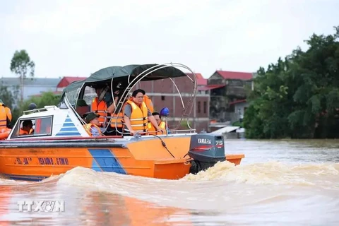 Prime Minister Pham Minh Chinh inspects the water level of Cau River in Van Tien commune, Viet Yen township, Bac Giang province. (Photo: VNA)